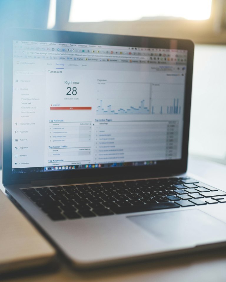 Technical SEO review card for Core Web Vitals and render-path bottlenecks.