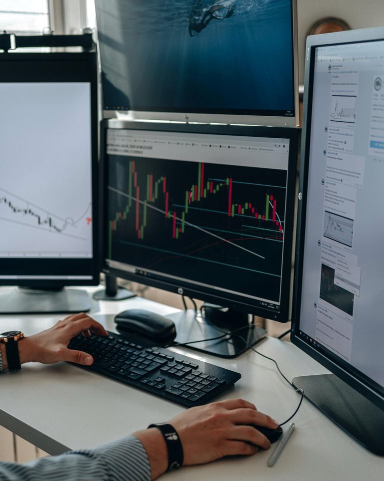 Technical SEO review card for server log analysis and crawler behaviour.